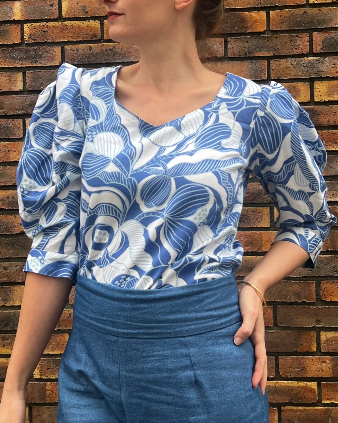 tissu motif pivoines pour la couture, bleu