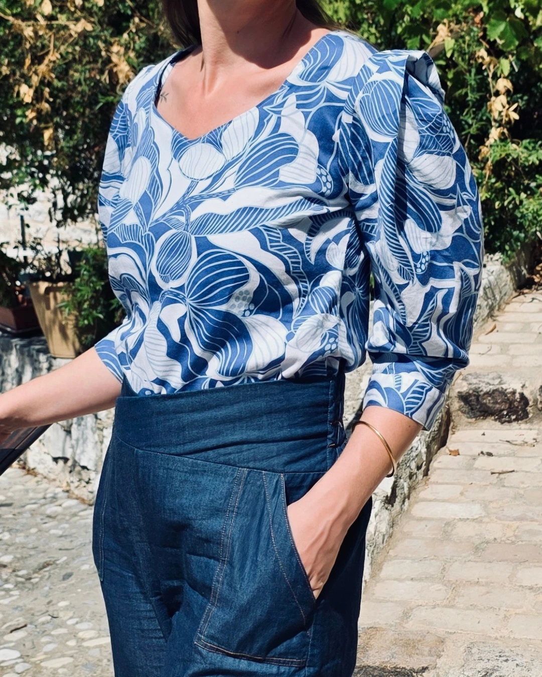 tissu motif pivoines pour la couture, bleu