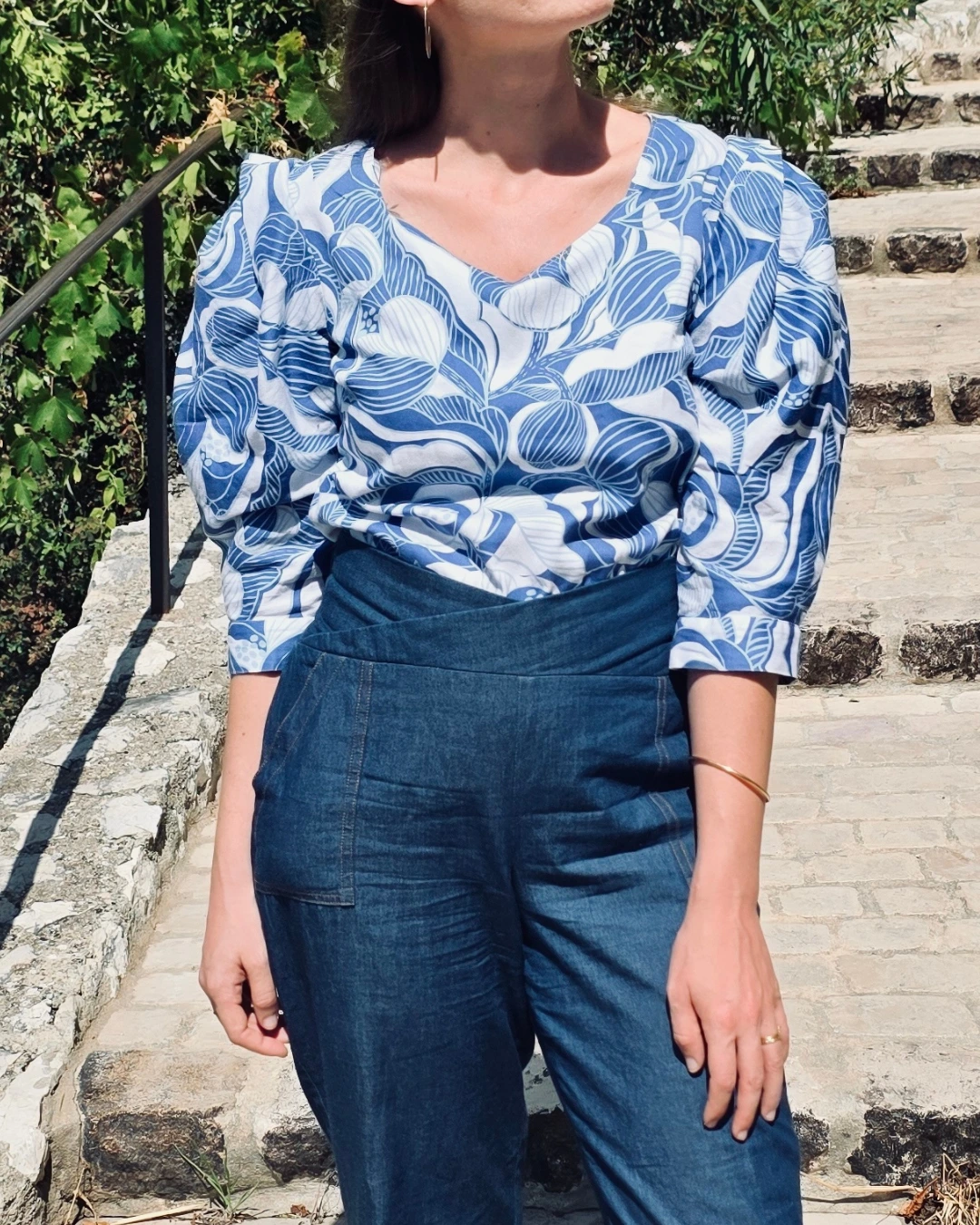 tissu motif pivoines pour la couture, bleu