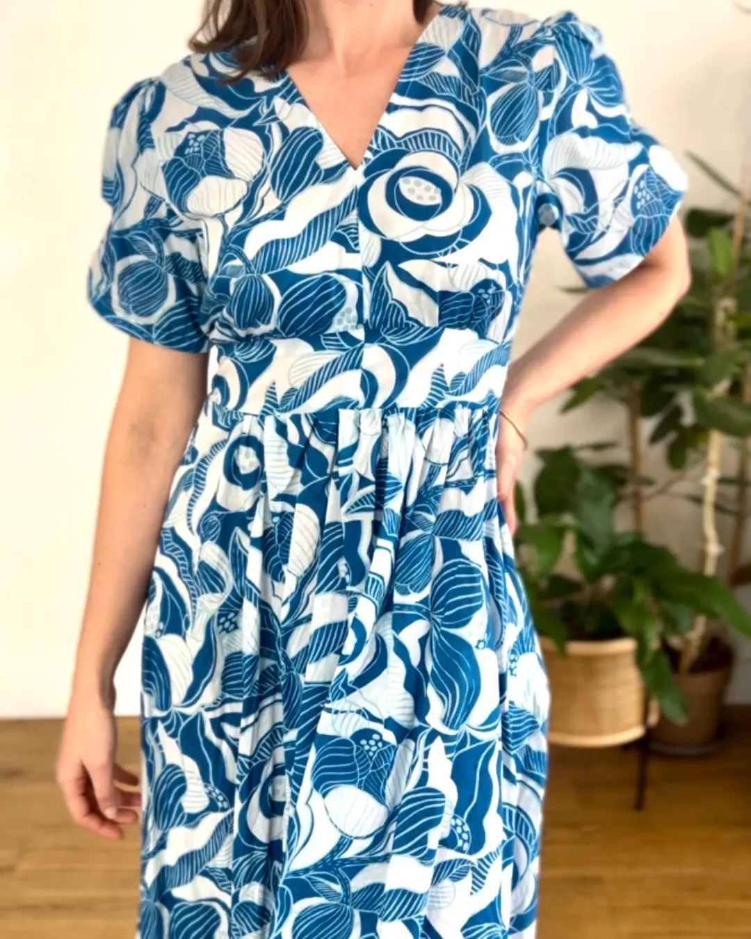 tissu motif pivoines pour la couture, bleu