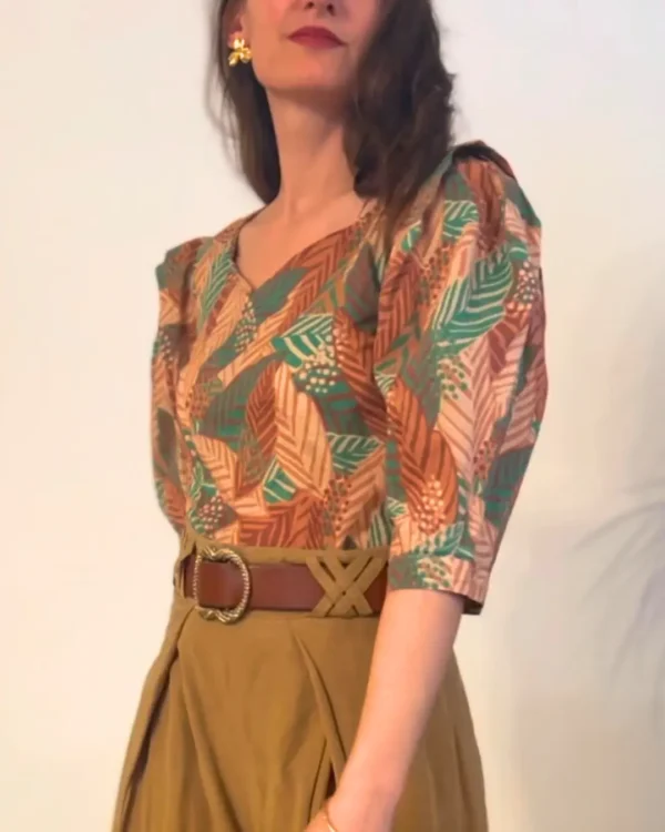 Blouse Lydie portée de face, modèle debout, manches bouffantes à plis et col diamant