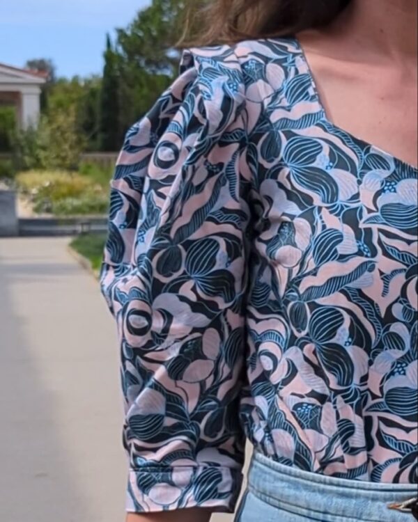 Détail de la manche à plis de la blouse Lydie, finitions précises et tissu popeline de coton.