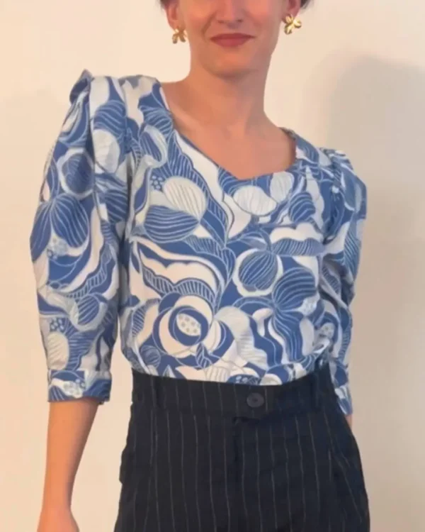 Blouse Lydie dans un look casual, patron moderne et facile pour débutant·e.