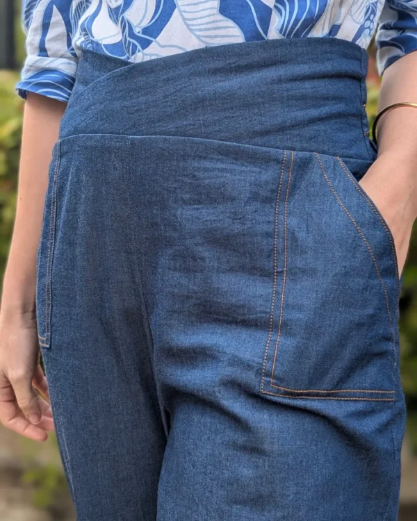 Gros plan sur les poches du pantalon Nico, finition soignée pour débutants.
