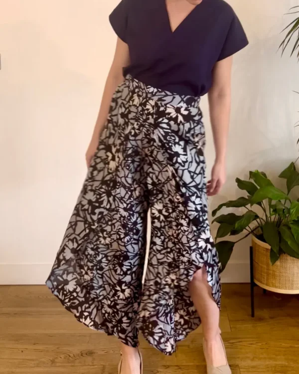 Détail jambe tulipe du pantalon, finition soignée et forme féminine originale.