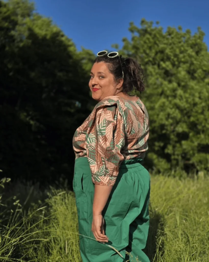 Patron de couture Pantalon et blouse grandes tailles avec taille élastique ceinture asymétrique et manches graphiques