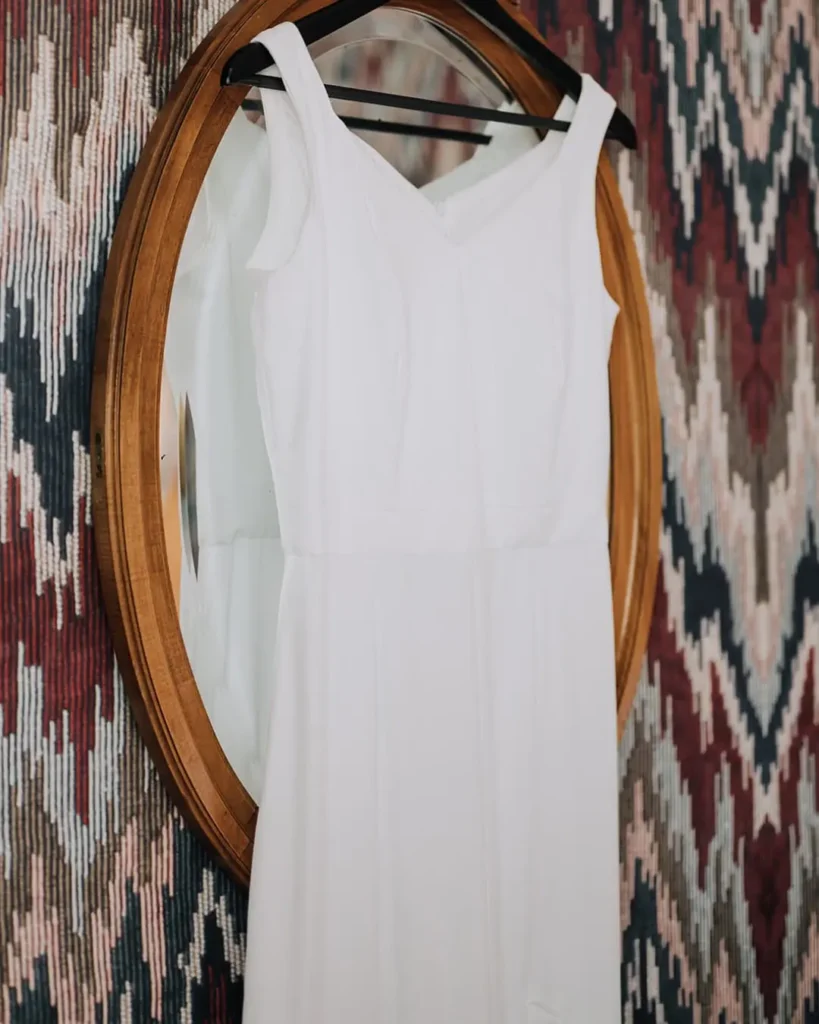 Robe de mariée cousue main en twill de viscose, modèle Althéa sans manche, haut corset et jupe fluide, portée pour les préparatifs du mariage.