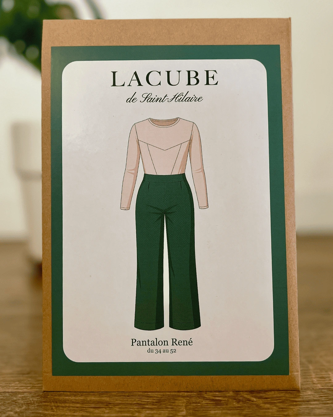 Patron de couture format pochette du pantalon René, facile à coudre en gabardine ou jean